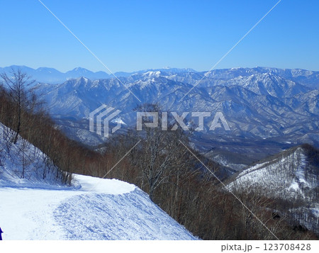 山々の絶景を望むゲレンデ 123708428