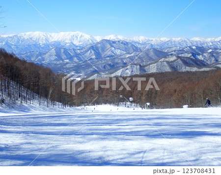 山々の絶景を望むゲレンデ 123708431