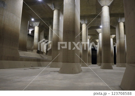 地下神殿　首都圏外郭放水路の調圧水槽 123708588