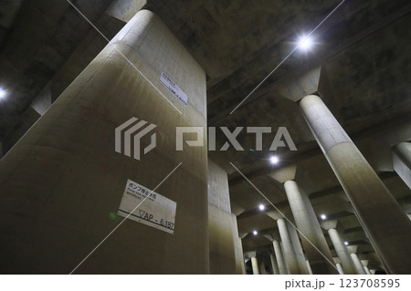 地下神殿　首都圏外郭放水路の調圧水槽 123708595