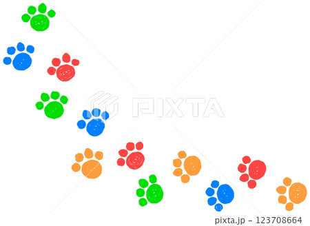 可愛い犬や猫のペットが歩き回る肉球の足跡イラスト 123708664