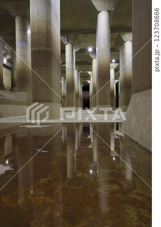 地下神殿　首都圏外郭放水路の調圧水槽　水たまりに写りこんだ地下神殿 123708666