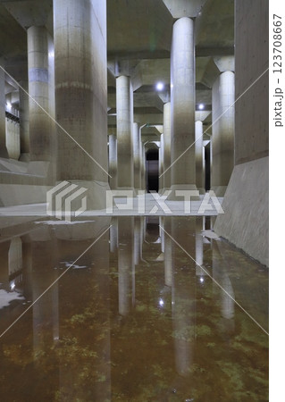 地下神殿　首都圏外郭放水路の調圧水槽　水たまりに写りこんだ地下神殿 123708667