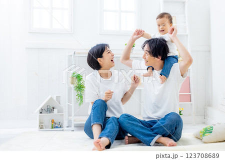 家族 赤ちゃん 家族 赤ちゃん 123708689