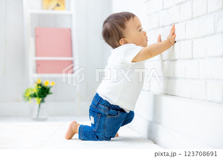 赤ちゃん 立つ 笑顔 赤ちゃん 立つ 笑顔 123708691