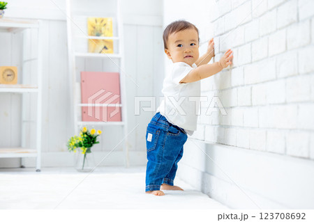 赤ちゃん　立つ　笑顔 123708692