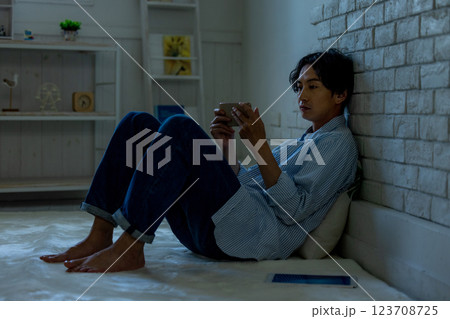 スマホ　夜更かし　男性 123708725