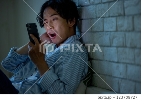 スマホ 夜更かし 男性 スマホ 夜更かし 男性 123708727
