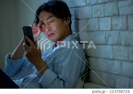 スマホ　夜更かし　男性 123708728
