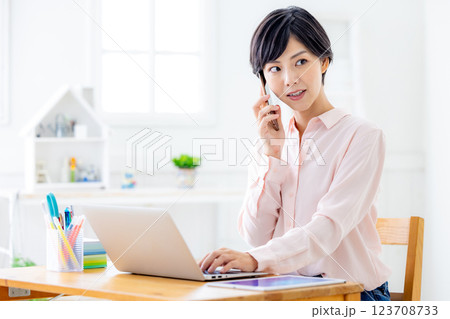 テレワークをする若い女性 テレワークをする若い女性 123708733