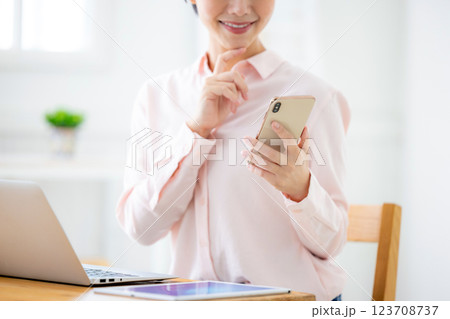 女性　スマホ　手元イメージ 123708737