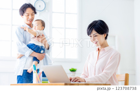 テレワーク　男性　育児 123708738