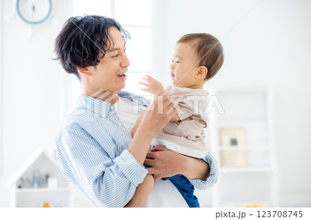 家族 お父さんと赤ちゃん 家族 お父さんと赤ちゃん 123708745