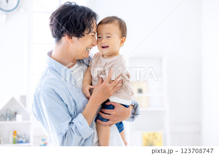 家族 お父さんと赤ちゃん 家族 お父さんと赤ちゃん 123708747