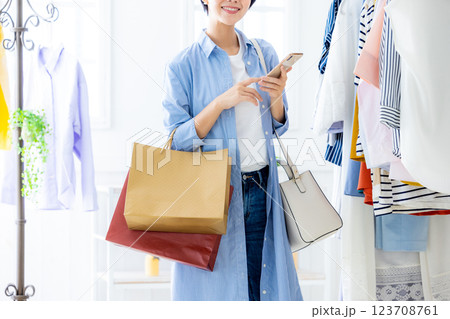 ショッピング 女性 ショッピング 女性 123708761