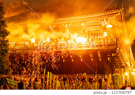 奈良　お水取り 123708797