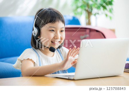 オンラインで授業を受ける女の子 123708843