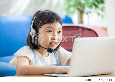 オンラインで授業を受ける女の子 123708844