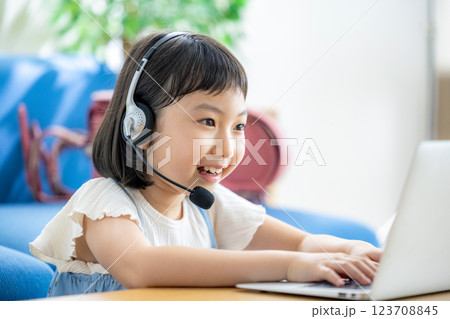 オンラインで授業を受ける女の子 123708845