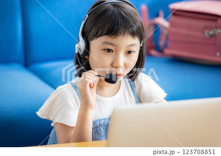 オンラインで授業を受ける女の子 123708851