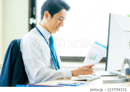 パソコンに向かうビジネスマン 123709152
