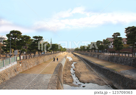 芦屋川を業平橋から海側を見る 123709363
