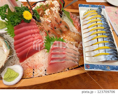 豪華な高級和食店の刺身盛り合わせのアップ 豪華な高級和食店の刺身盛り合わせのアップ 123709706