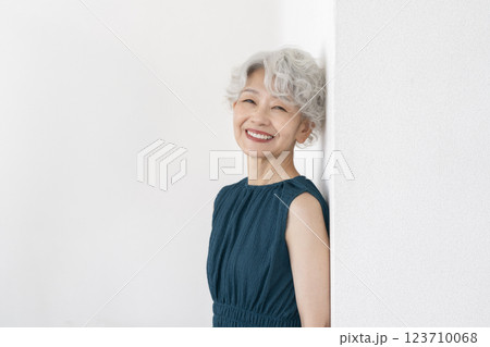 カメラ目線で笑顔のグレイヘアのシニア女性 カメラ目線で笑顔のグレイヘアのシニア女性 123710068
