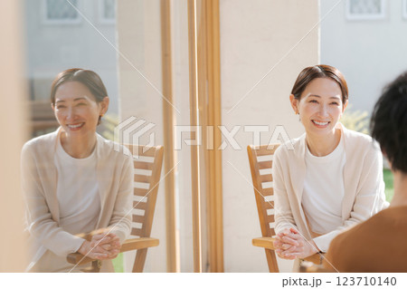 バルコニーで話すカップル 123710140