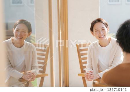 バルコニーで話すカップル 123710141
