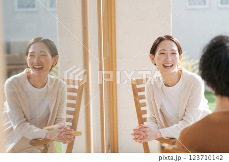 バルコニーで話すカップル 123710142