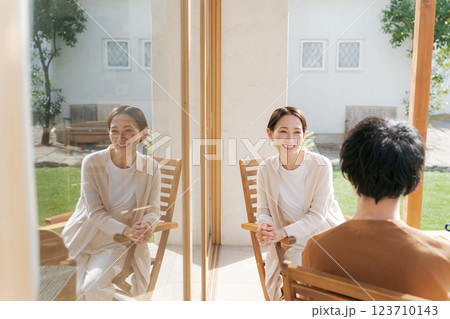 バルコニーで話すカップル 123710143