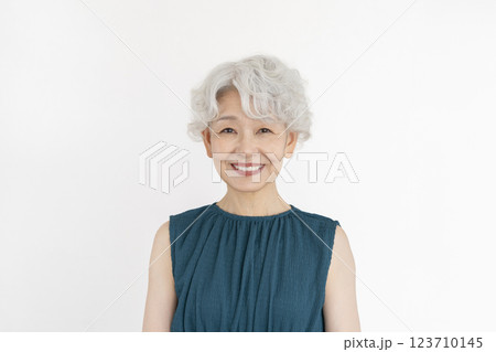 カメラ目線で笑顔のグレイヘアのシニア女性 カメラ目線で笑顔のグレイヘアのシニア女性 123710145