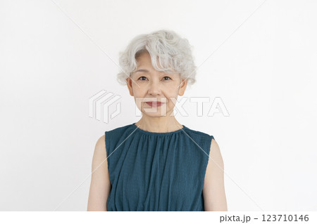 カメラ目線のグレイヘアのシニア女性 123710146