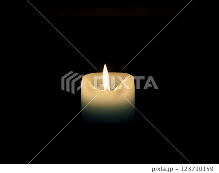 暗闇で光るキャンドル 123710159