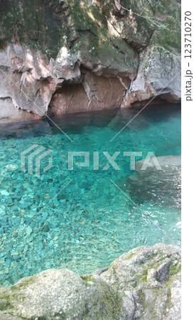夏の柿其渓谷!澄んだ川の流れ【長野県】 夏の柿其渓谷!澄んだ川の流れ【長野県】 123710270
