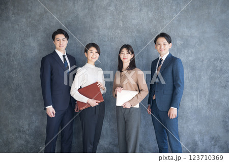 横並びのビジネスマン4人の複数 コンサルタント、不動産、士業などのイメージ 横並びのビジネスマン4人の複数 コンサルタント、不動産、士業などのイメージ 123710369