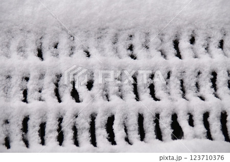 雪の積もった道路の排水溝の蓋 123710376