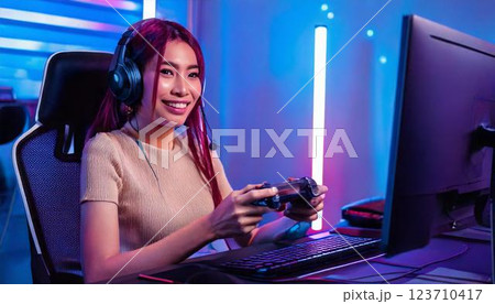 eスポーツを楽しむ女性ゲーマー｜プロゲーマーの集中プレイ＆配信シーン 123710417