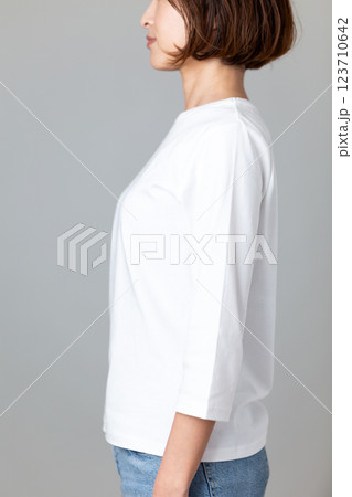 ミドル女性の立ち姿勢 123710642