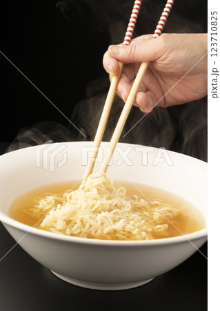 具無しラーメン　具の無いラーメン　丼にスープを注ぎ麺を入れる　 123710825