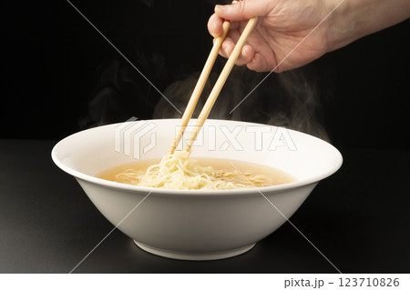 具無しラーメン　具の無いラーメン　丼にスープを注ぎ麺を入れる　 123710826