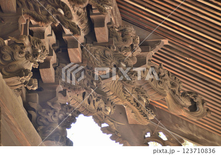 埼玉県東松山市箭弓町　国の重要文化財　箭弓稲荷神社の本殿の守護神 123710836