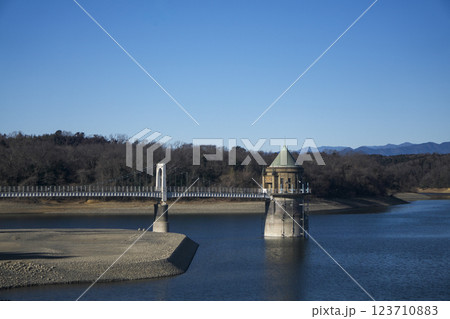 青空の冬の狭山湖堰堤から見る取水塔 青空の冬の狭山湖堰堤から見る取水塔 123710883