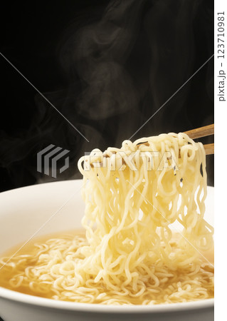 具無しラーメンの麺を箸で持ち上げる 具の無いラーメン 具無しラーメンの麺を箸で持ち上げる 具の無いラーメン 123710981