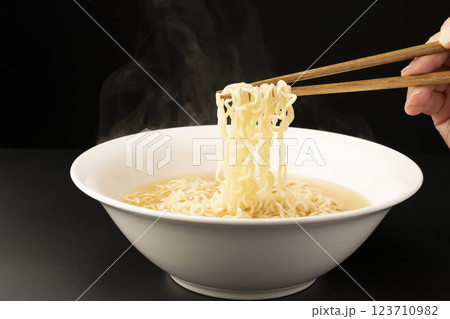 具無しラーメンの麺を箸で持ち上げる　具の無いラーメン 123710982