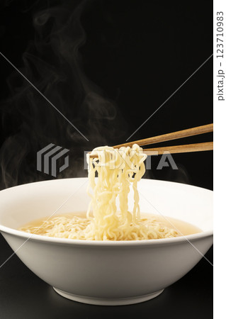 具無しラーメンの麺を箸で持ち上げる 具の無いラーメン 具無しラーメンの麺を箸で持ち上げる 具の無いラーメン 123710983