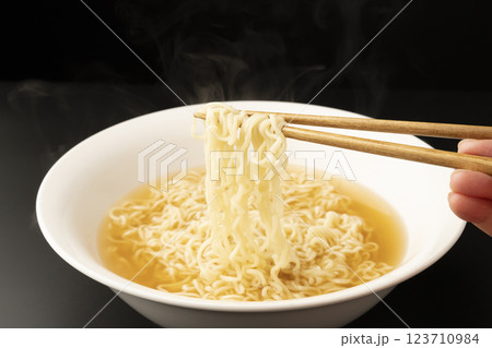 具無しラーメンの麺を箸で持ち上げる 具の無いラーメン 具無しラーメンの麺を箸で持ち上げる 具の無いラーメン 123710984