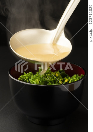 なばなの味噌汁を盛り付ける 123711029