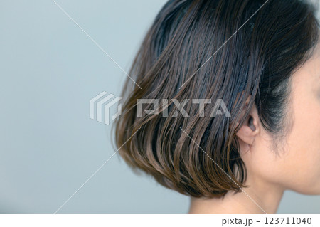 ミドル女性の髪の毛 123711040